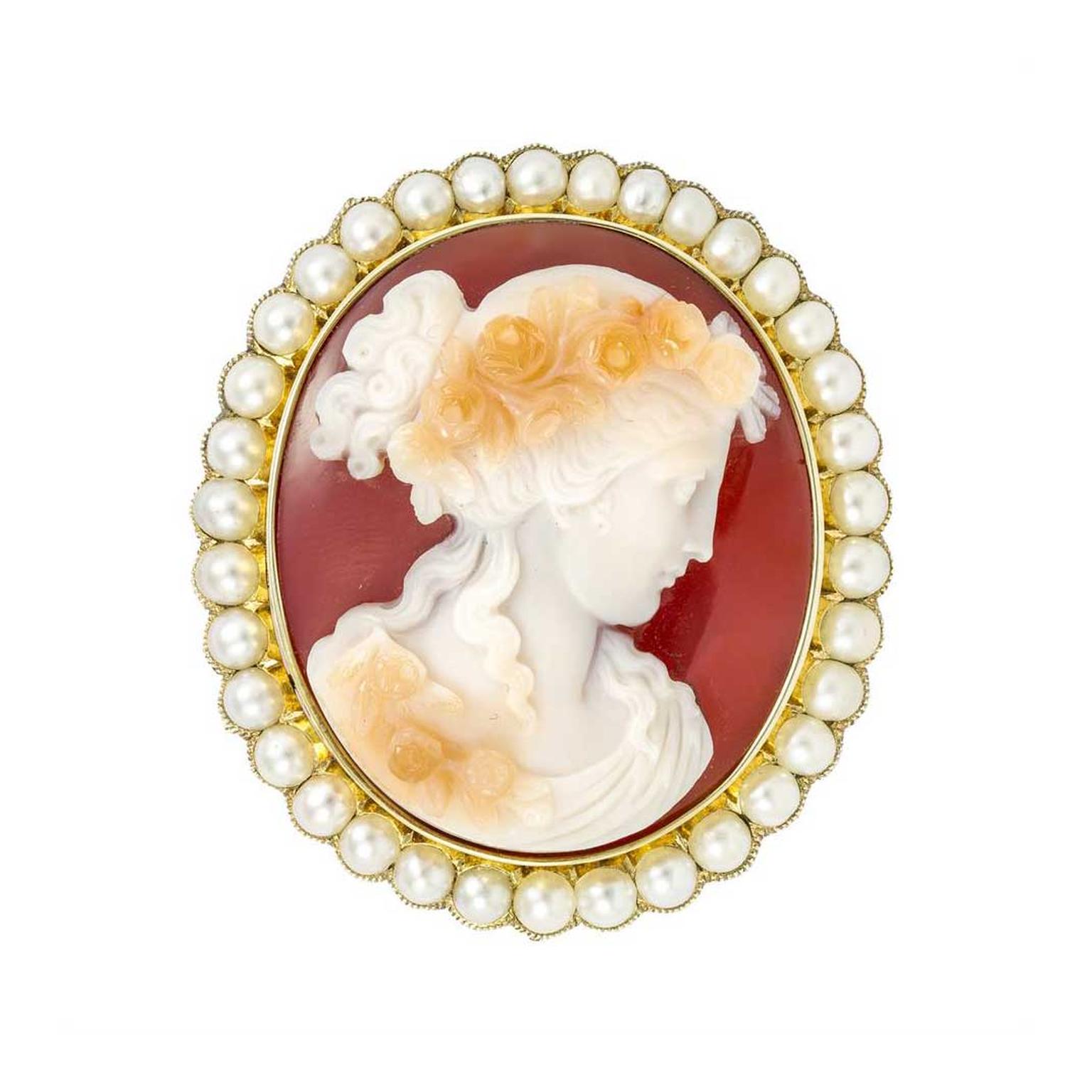 what is brooches jewelry
