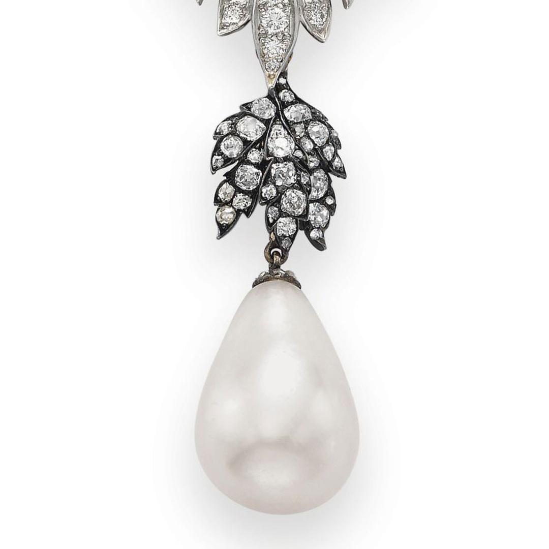 Cartier La Peregrina Pearl Necklace Close Up 0298