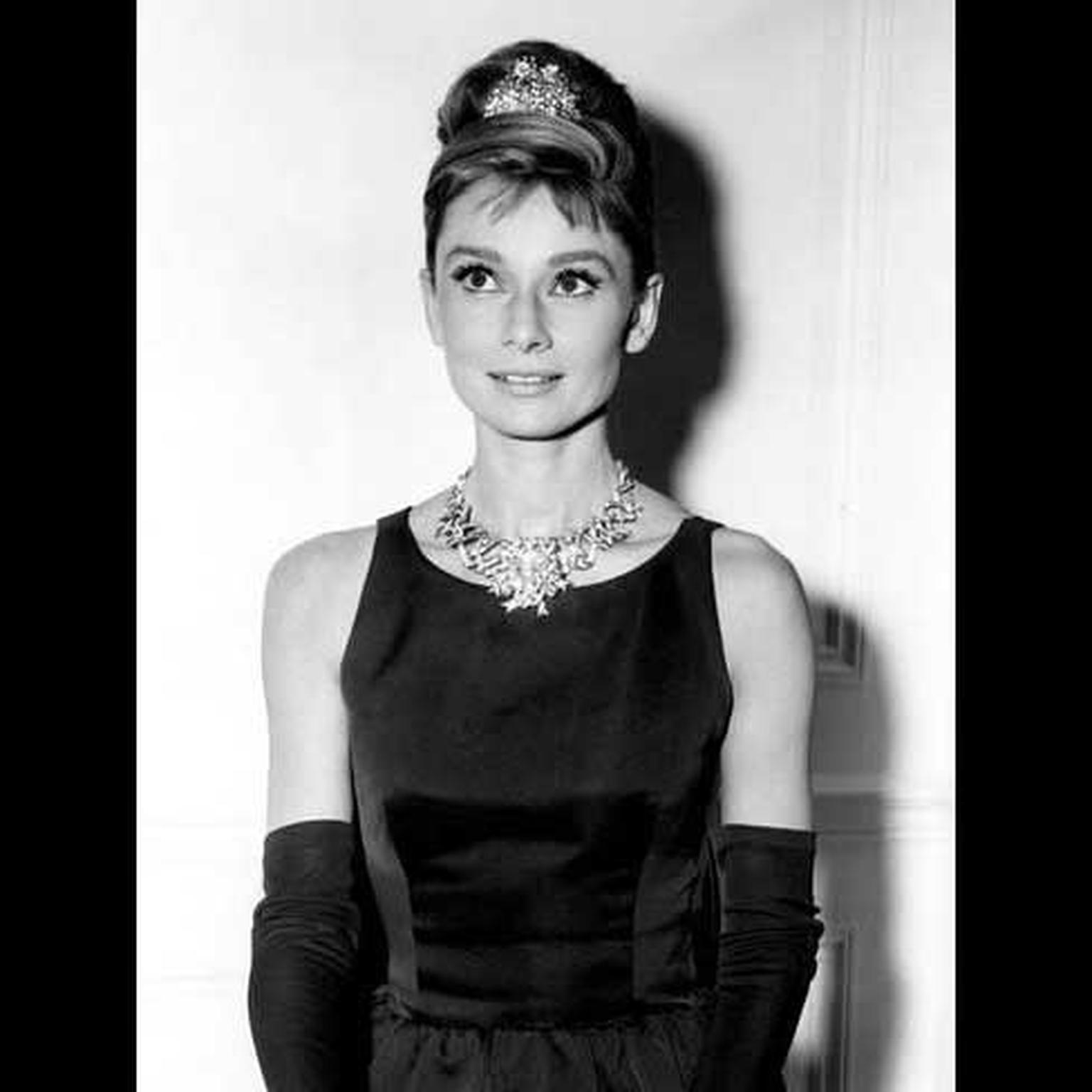 Audrey Hepburn and her breakfast at Tiffany's. - BLINGSIS