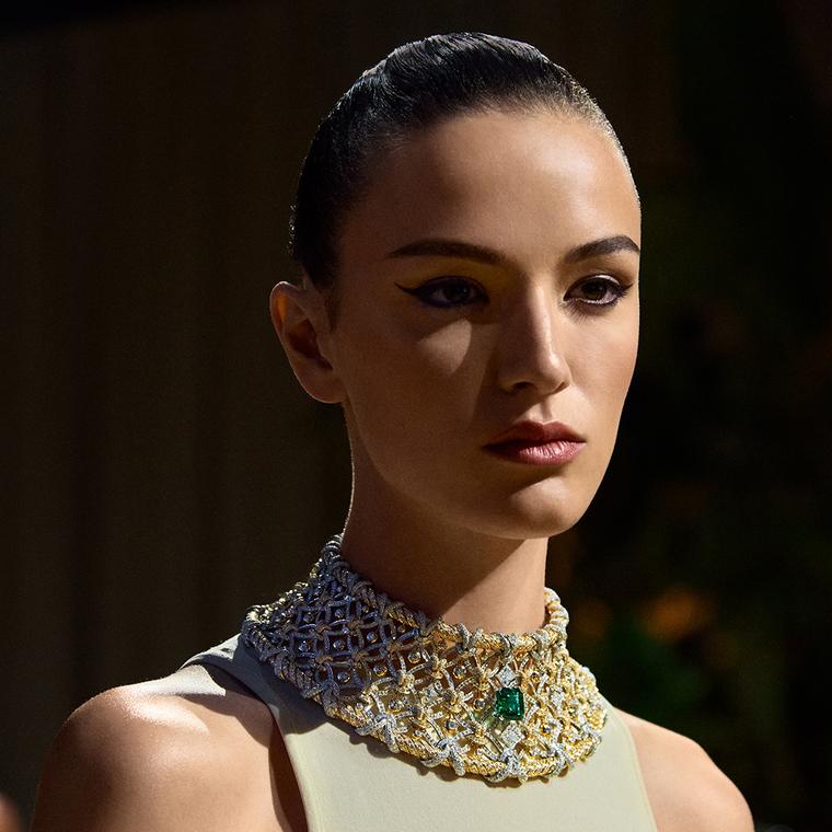 Awakened Show with  white and yellow gold collar and emerald centrepiece ©Giovanni Giannoni