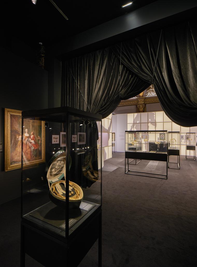 Exhibition space featuring the emperor's crown for Talma-23970