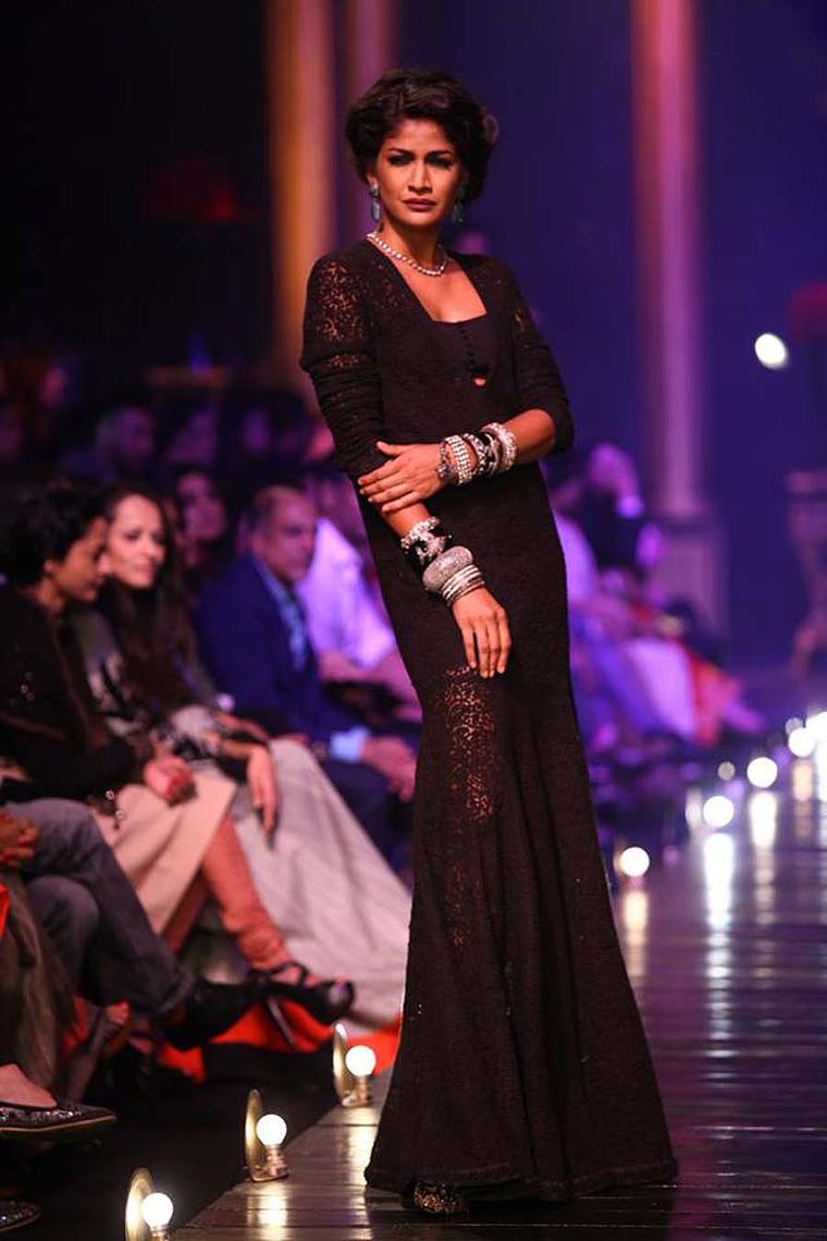 Pics: Shahid Kapoor walks the ramp at GQ Fashion Nights, Deepika looks  stunning at the red carpet