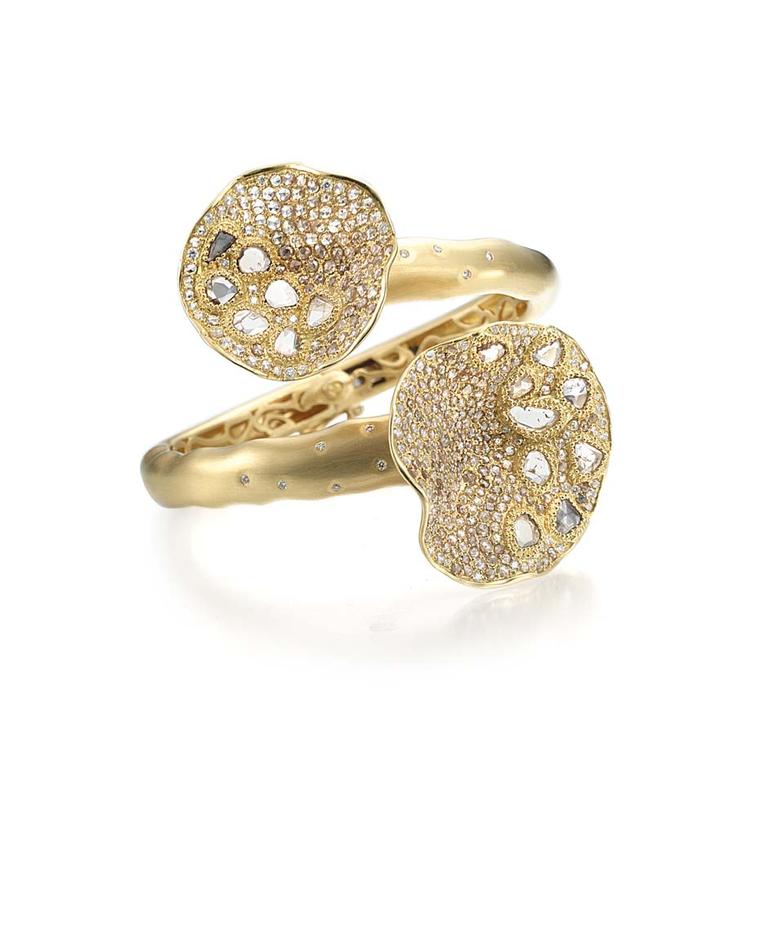 Coomi Serenity Flower ring with gold, brilliant diamonds and