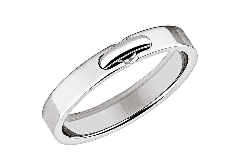 Liens de Chaumet platinum wedding band, XXS model with its platinum link design provides simple elegance.